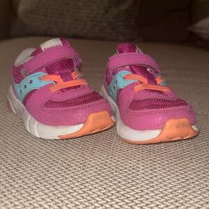 Used toddler Saucony toddler sneakers size 6 W